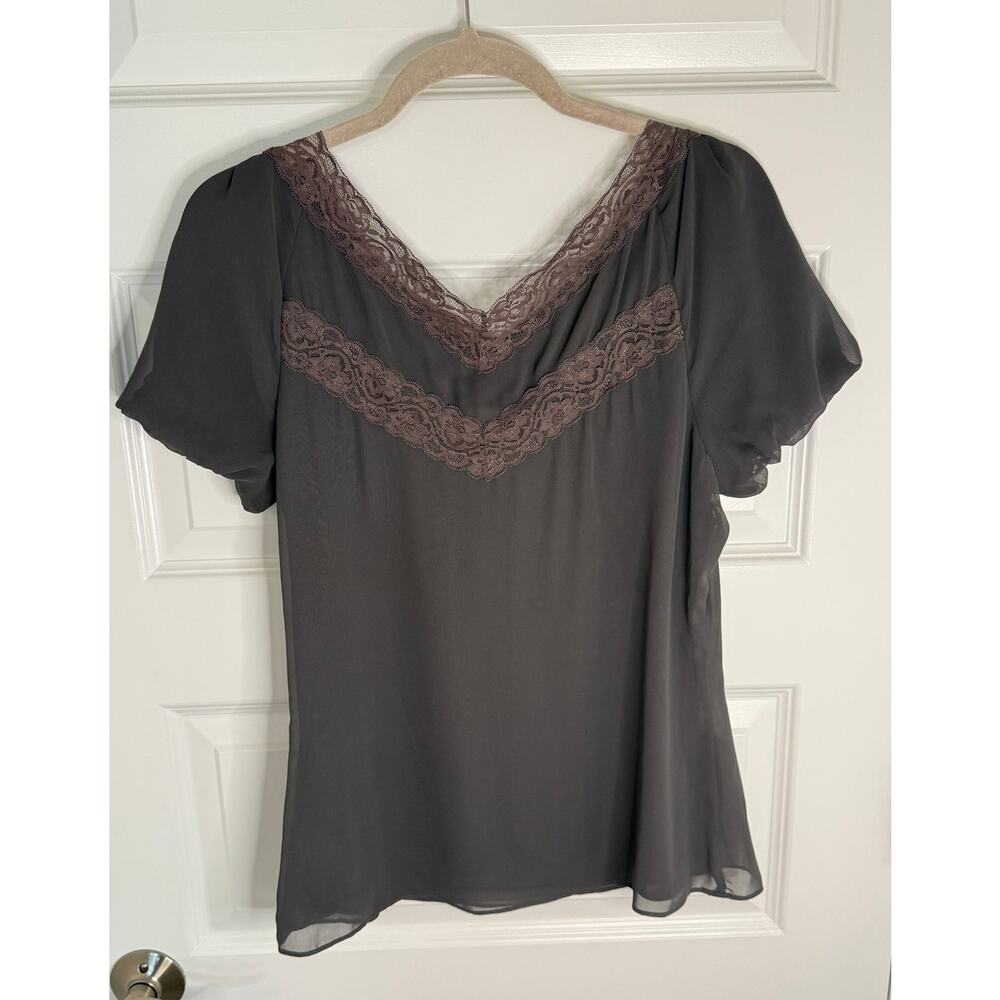 Worthington Gray Lace Trim Blouse Women’s Medium Side Zip Short Sleeve NWT